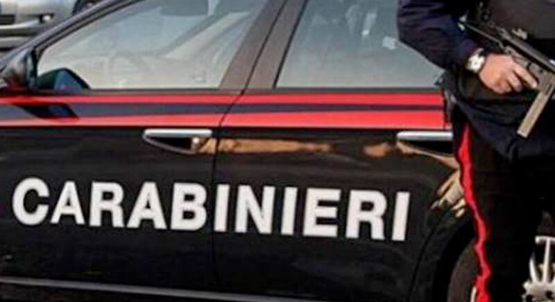 Furti, inseguiti dai Carabinieri abbandonano furgone e scappano a piedi