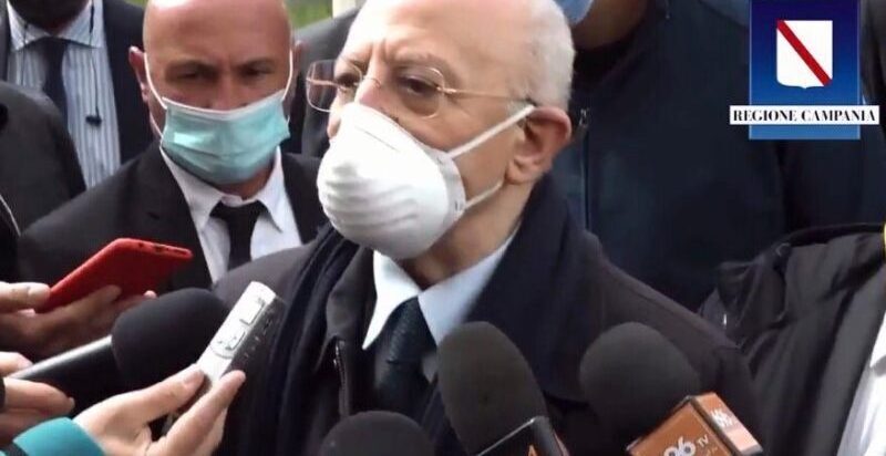 De Luca: “Rischiamo di dover chiudere tutto. No vax? Non ho più voglia di…”