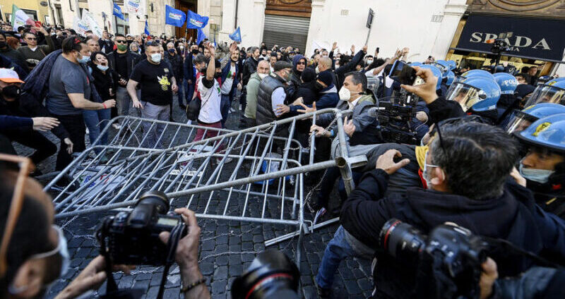 Protesta dei commercianti in piazza Montecitorio: scontri con la polizia