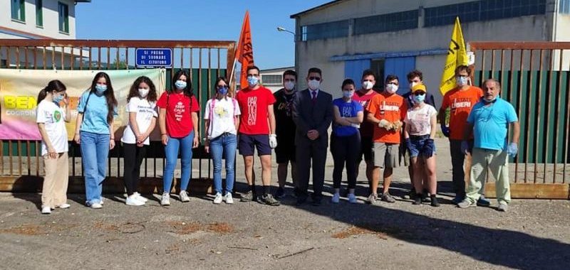 Libera Benevento, iniziata la ripulitura dell’ex Cementificio Ciotta: “Ci sporchiamo le mani per passione civica”