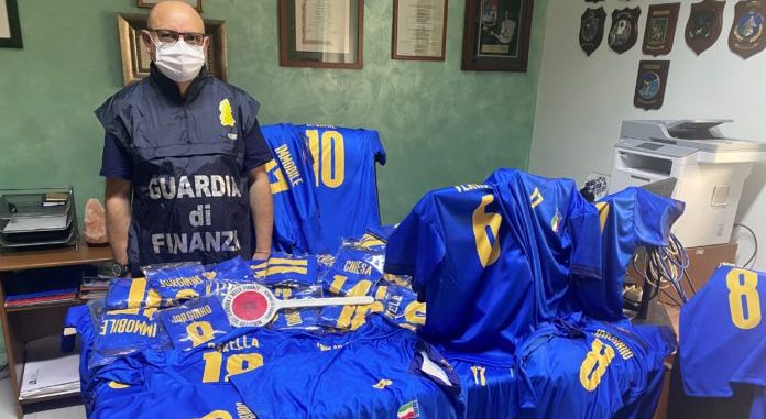 Benevento, sequestrate maglie da calcio della Nazionale contraffatte