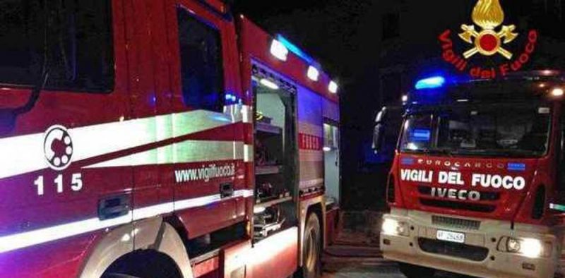 In fiamme un escavatore parcheggiato in un cantiere: indagini in corso￼