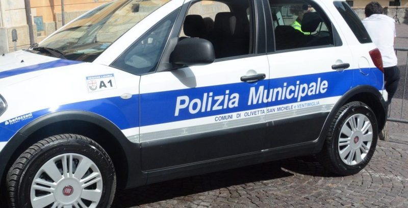 Rubano auto della Polizia Municipale per fare un giro nel Paese: denunciati due 17enni