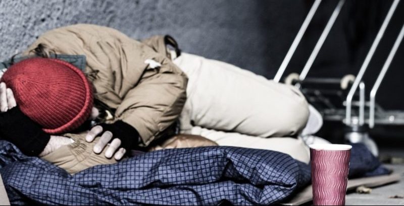 Montesarchio, “Ho fame e tanto freddo”: senzatetto chiama i carabinieri