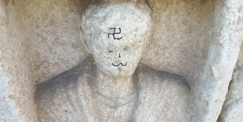 Benevento, svastica nazista su monumento di epoca romana. Lombardi: “Atto indecente e vergognoso”