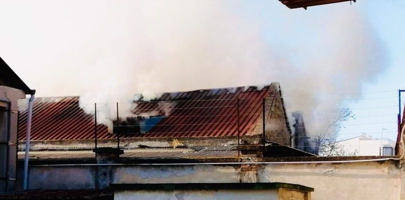 Benevento, deposito in fiamme al Rione Ferrovia