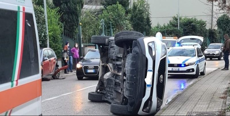 Benevento, incidente in zona Pacevecchia: uomo si ribalta con l’auto