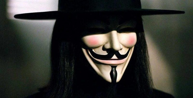 Napoli, rivali clan si uccidono: sfida con maschera “V per Vendetta”