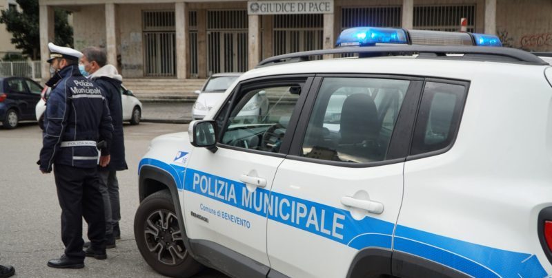 Benevento, si rifiuta di fornire generalità ed offende la Polizia Municipale: denunciato