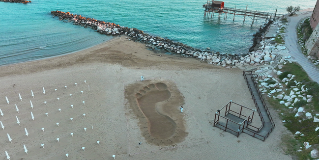 Molise, mistero a Termoli: impronta gigante appare sulla spiaggia
