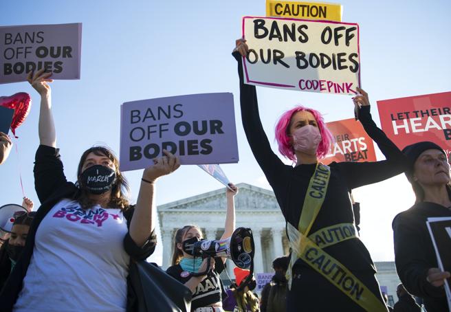 La Corte Suprema Usa abolisce la sentenza sul diritto all’aborto, 50 anni di diritti alle donne cancellati
