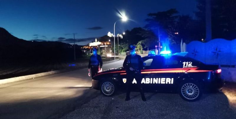 Tentano di investire un Carabiniere al posto di blocco: arrestati due giovani