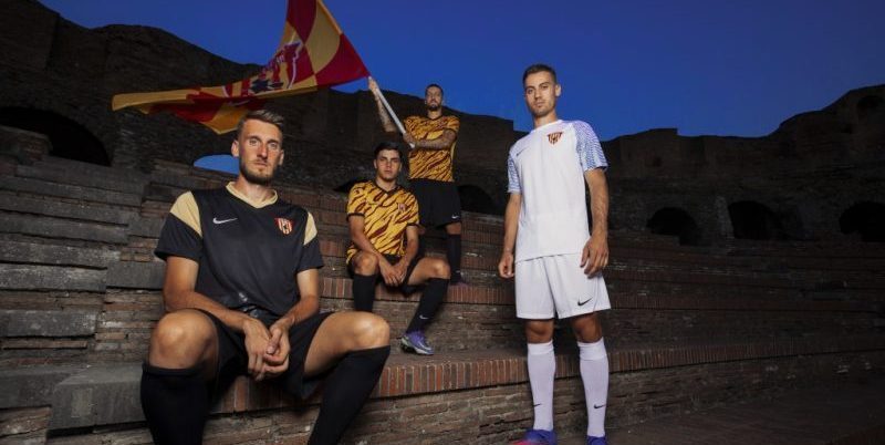 FOTO – Benevento Calcio, svelate le nuove maglie