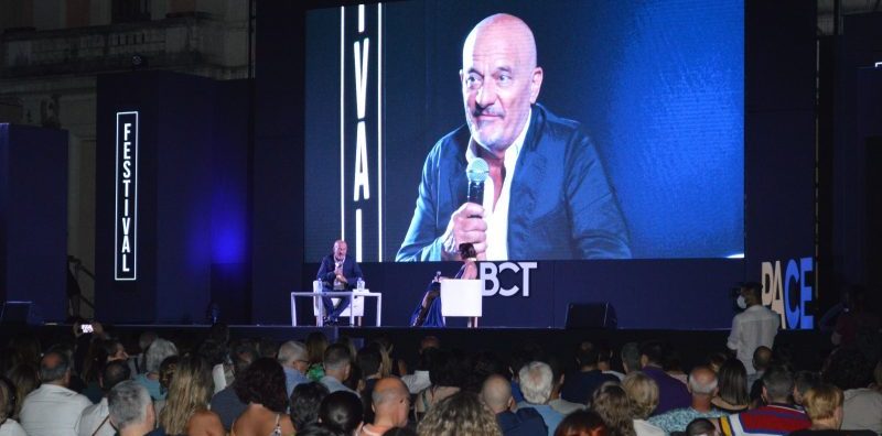 Benevento Festival BCT: Claudio Bisio emoziona Piazza Roma con la sua ironia ed il suo contagioso sarcasmo