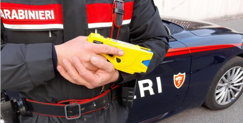 Minaccia Carabinieri con coltello e bicchiere di vetro rotto: 44enne fermato con il taser
