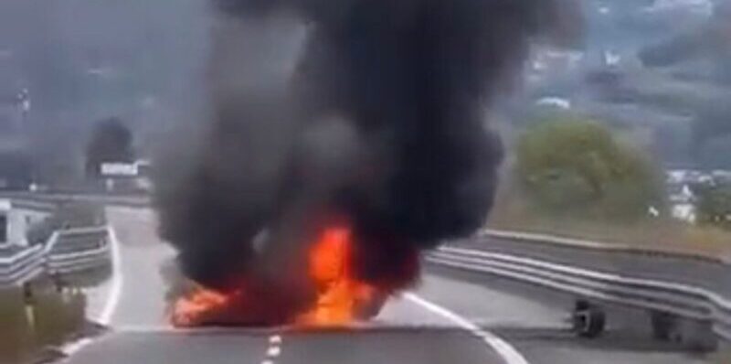FOTO E VIDEO – Lamborghini in fiamme sull’A16