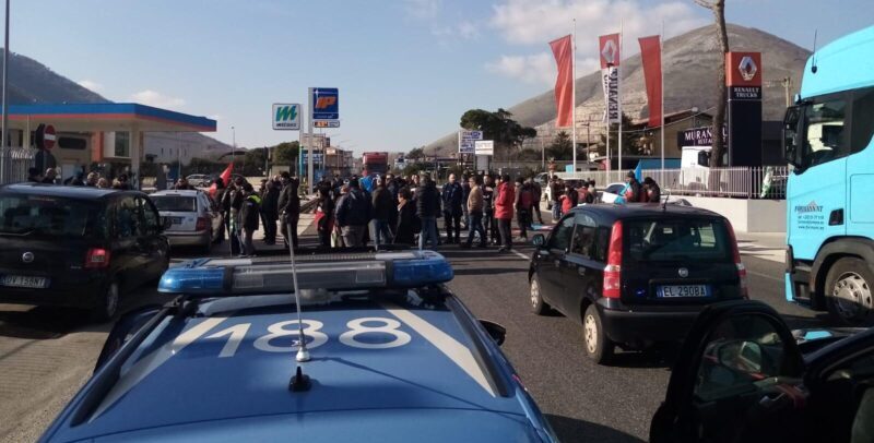 Benevento, lavoratori Dema bloccano la Statale Appia (FOTO)