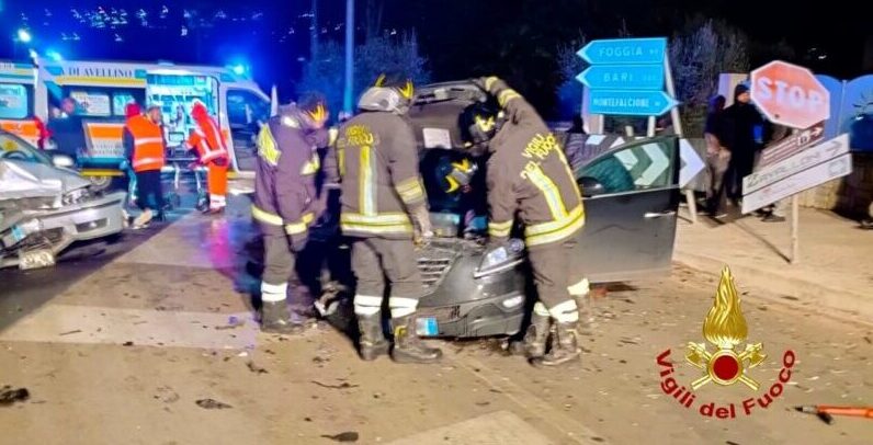 Pauroso incidente stradale, due le auto coinvolte: quattro persone all’ospedale