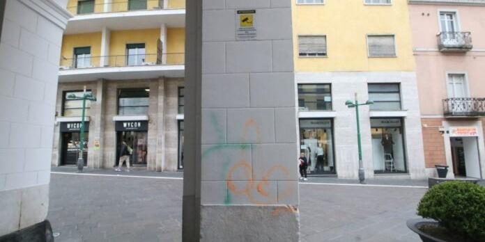 Benevento| Scarabocchi su muro Teatro Comunale
