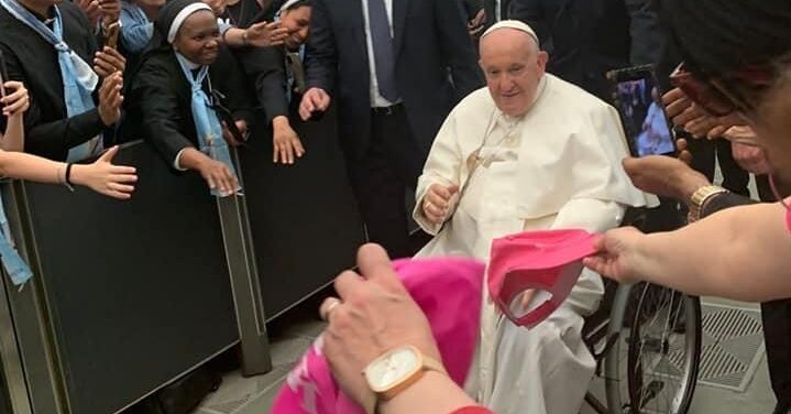 Pietrelcina, il foulard di “Una Luce per la Vita” donato a Papa Francesco 