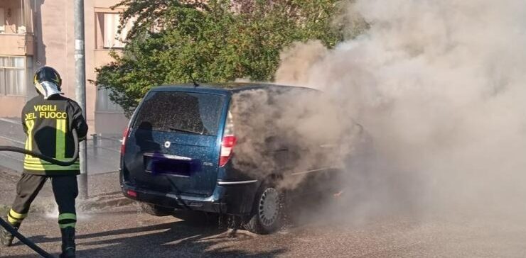 Auto in fiamme a Benevento: Vigili del Fuoco in azione (FOTO)