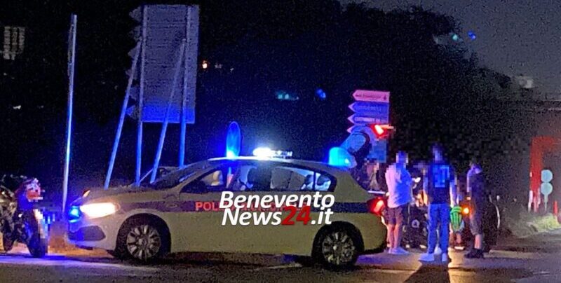 FOTO – Auto contro Vespa, grave incidente nella notte a Benevento: giovane di S. Giorgio del Sannio trasportato in ospedale