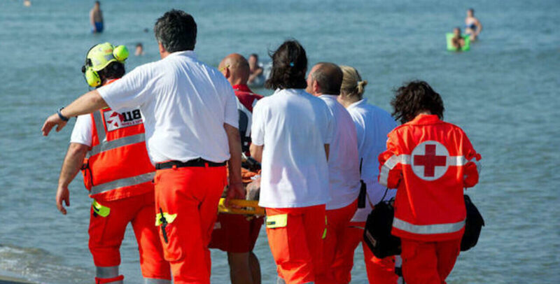 Campomarino Lido, si sente male mentre è in acqua: muore annegato un 51enne