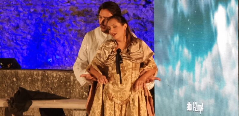 Passione, amore filiale e vendetta nel Rigoletto andato in scena al Teatro Romano (FOTO)