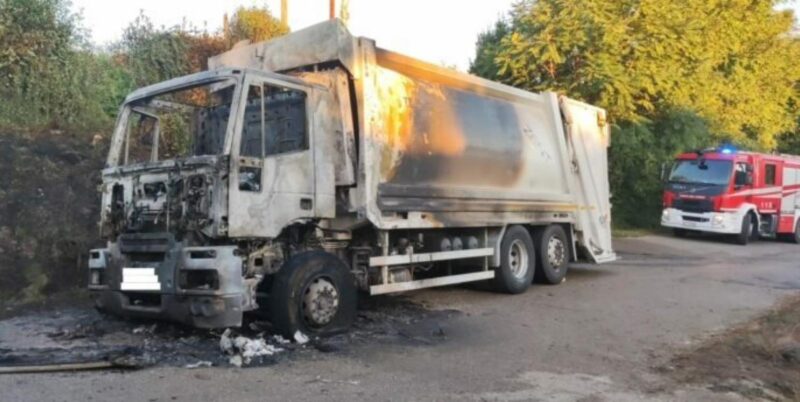 A fuoco camion dei rifiuti: Vigili del Fuoco in azione