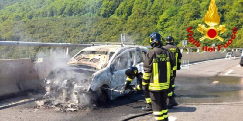 Auto in fiamme sulla Napoli-Canosa: Vigili del Fuoco mettono in salvo giovani coniugi e tre cani