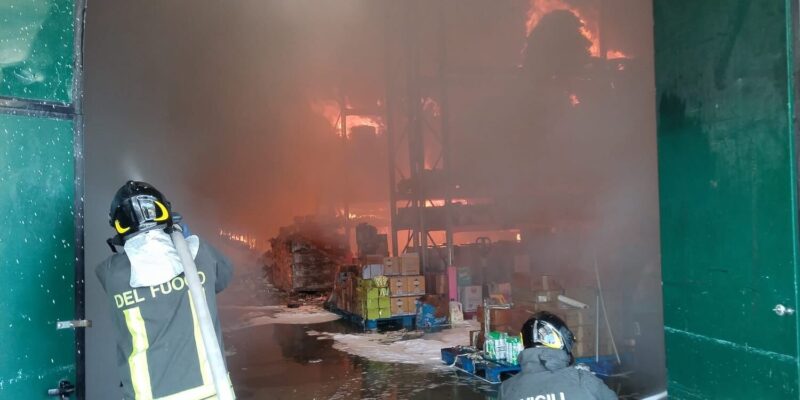 Incendio in azienda di San Salvatore Telesino: Vigili del Fuoco al lavoro per spegnere le fiamme (FOTO)