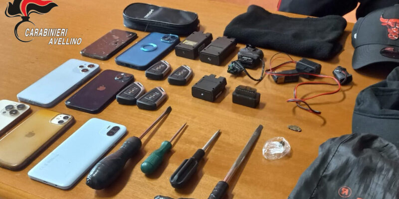 Sorpresi in possesso di arnesi da scasso e chiavi alterate: i Carabinieri denunciano cinque giovani