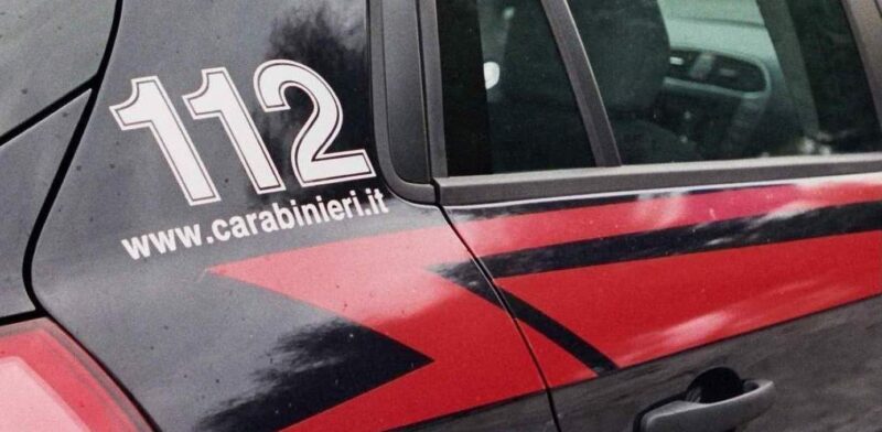 Rubano auto ma sono costretti a scappare a piedi dal “blocco motore”: arrestati in garage due slovacchi