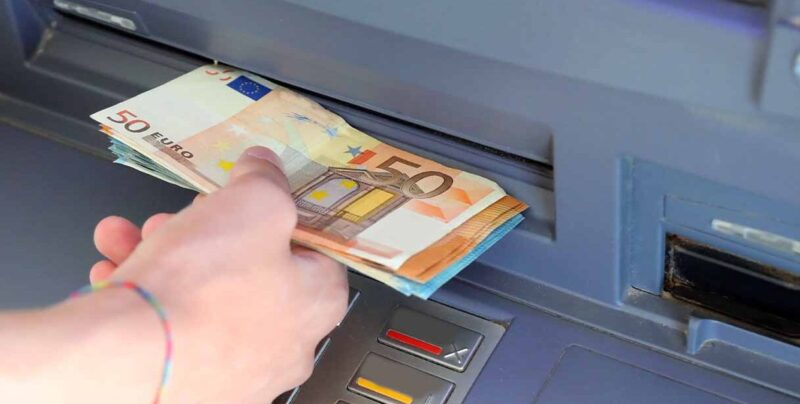Badante infedele sottrae bancomat ad anziana e preleva 1.600 euro