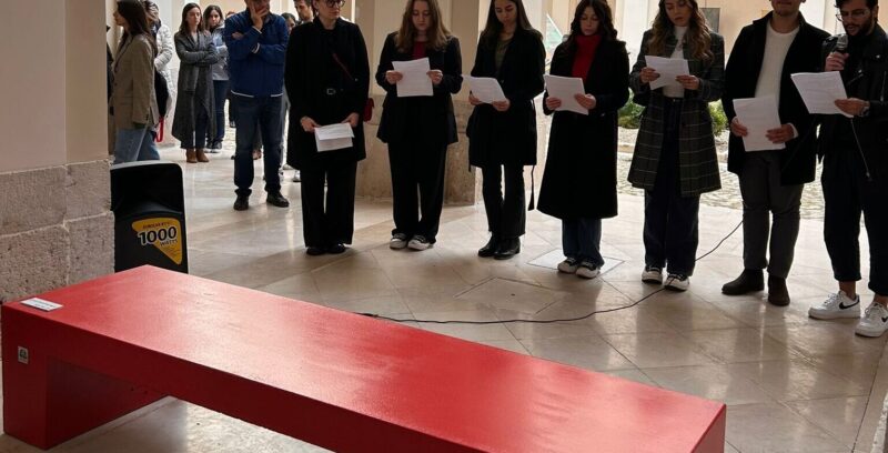 Unisannio ha inaugurato una panchina rossa contro la violenza sulle donne -  BeneventoNews24.it