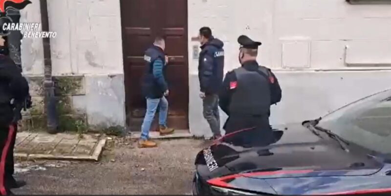 VIDEO – Estorsione, detenzione e spaccio con metodo mafioso: blitz dei Carabinieri in Valle Caudina