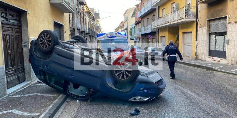 S. Giorgio del Sannio| Paura in via Barone Nisco, auto si ribalta: giovane in ospedale (FOTO)