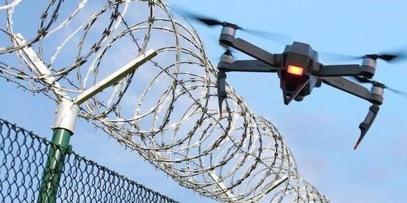 Droga e cellulari con droni nelle carceri: 4 arresti