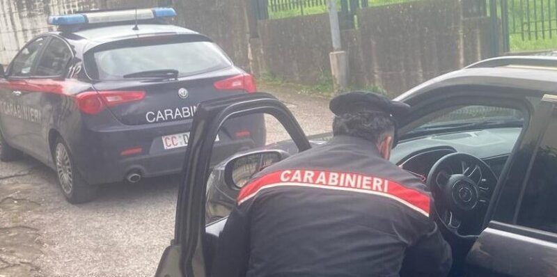 Ruba profumi di lusso occultandoli nello zaino schermato: 29enne arrestato dai Carabinieri
