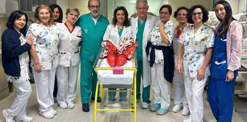 Strega Alberti dona Uovo di Pasqua a mamma e neonati ricoverati al Fatebenefratelli