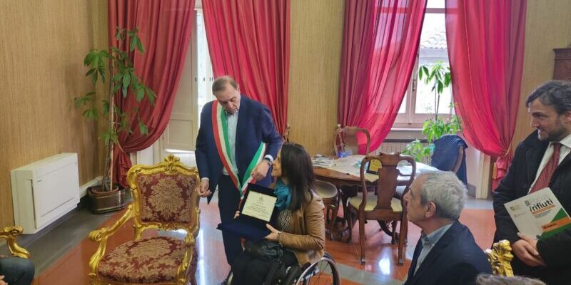 Pasquino premiata dal sindaco Mastella a Palazzo Mosti dopo i successi agli Europei paralimpici di Parigi