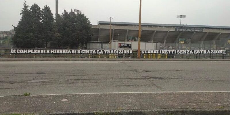Benevento, la Curva Sud ai tifosi dell’Avellino: “Tradizione cinta di complessi e miseria”