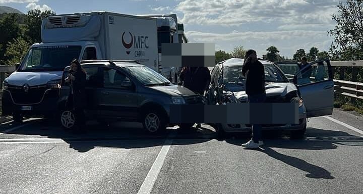 Scontro tra auto e mezzi pesanti: nuovo incidente sulla “Telesina”