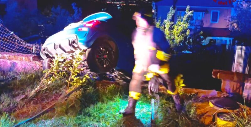 Terribile incidente ad Ariano Irpino: auto in bilico su un muretto