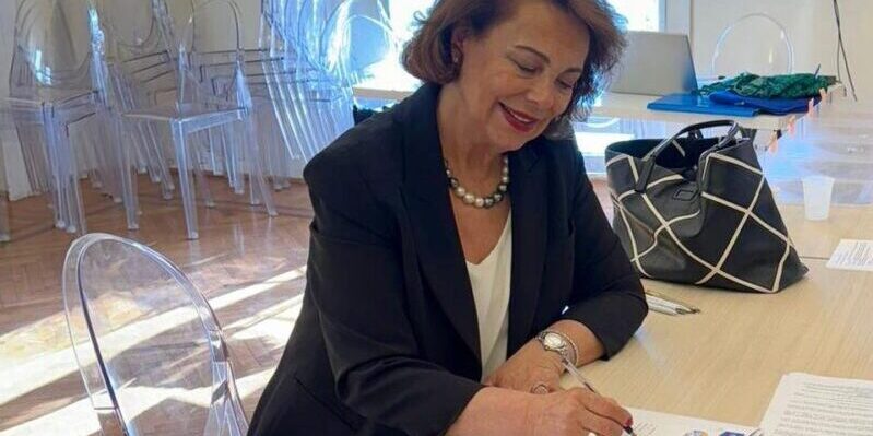 Europee, Sandra Lonardo firma la candidatura