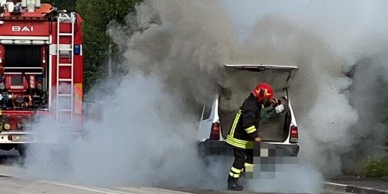 Benevento, Fiat Panda in fiamme in via Vetrone: sul posto i Vigili del Fuoco