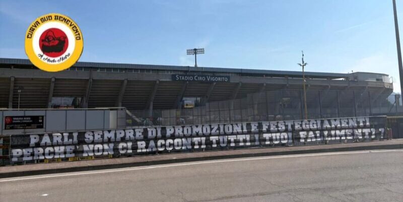 Benevento, la Sud a Vigorito: “Perché non ci racconti tutti i tuoi fallimenti?” Benevento, la Sud a Vigorito: “Perché non ci racconti tutti i tuoi fallimenti?”
