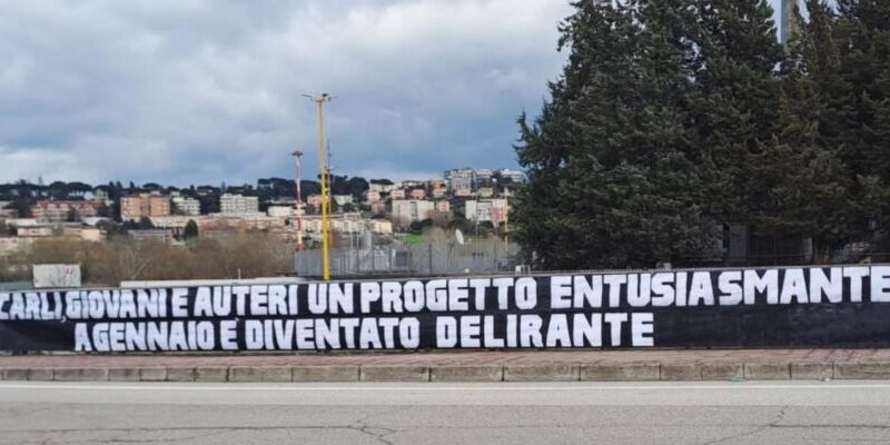 Benevento, nuovo striscione al “Vigorito”: “Progetto entusiasmante, a gennaio diventato delirante” Benevento, nuovo striscione al “Vigorito”: “Progetto entusiasmante, a gennaio diventato delirante”