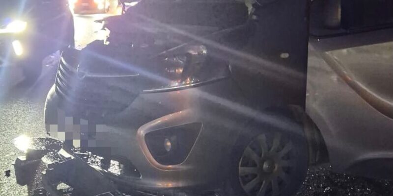 Tenta il sorpasso e si schianta contro un trattore: paura a Benevento