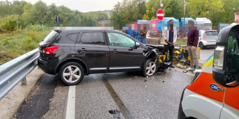Paura a Montesarchio, auto esce fuori strada e finisce contro il guardrail